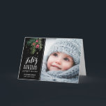 Bayas Rojas | Feliz Navidad Feiertagskarte<br><div class="desc">Diseño moderno con una ilustración dibujados a mano y tipografía</div>