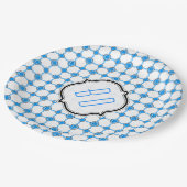 Bayerisches Muster Herzen blau weiß Pappteller (Schrägansicht)