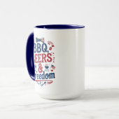 BBQ, Beers & Freedom – Retro 4th of July Vibes Tasse (Vorderseite Links)