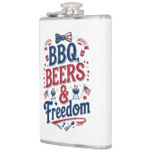 BBQ, Bier & Freiheit – Retro 4. Juli Stimmung Flachmann (Links)