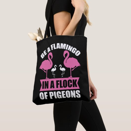 Be A Flamingo In A Flock Of Pegions Tasche (Von Nahem)
