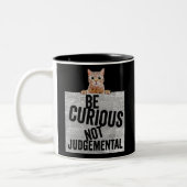 Be Curious Not Judgemental curious cat Zweifarbige Tasse (Links)
