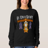Be different cat with bat on a branch white sweatshirt (Vorderseite)