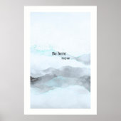 Be Here Now – Modern Minimalist Mountain Poster (Vorne)