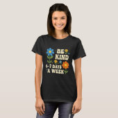Be Kind 6-7 Days A Week Design Men Women T-Shirt (Vorne ganz)