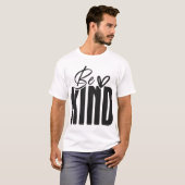 Be Kind Bold Script Overlay T-Shirt (Vorne ganz)