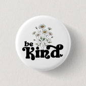 Be Kind Daisy – Minimalist Black Typography Floral Button (Vorderseite)