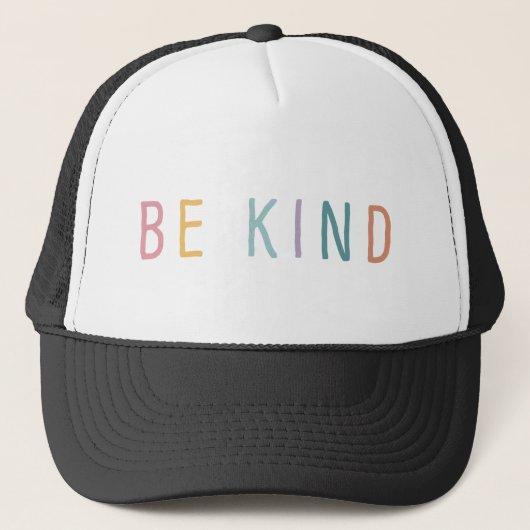 Be Kind Rainbow Lettering Trucker Truckerkappe (Vorderseite)