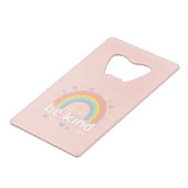 Be Kind – Rainbow Pastel Positivity Geldbeutel Flaschenöffner (Vorderseite Schrägansicht)