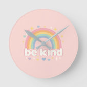 Be Kind – Rainbow Pastel Positivity Runde Wanduhr (Vorderseite)