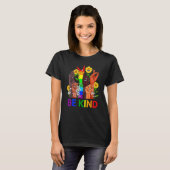 Be Kind Rainbow Sign Language LGBT Pride Equality  T-Shirt (Vorne ganz)