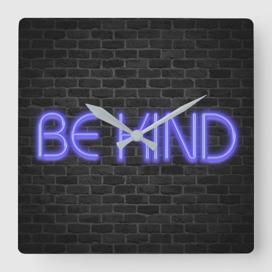 BE KIND text in neon lights on brick Square Wall Quadratische Wanduhr (Vorderseite)
