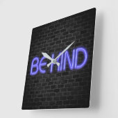 BE KIND text in neon lights on brick Square Wall Quadratische Wanduhr (Winkel)