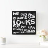 Be Kind to Each Other  Quadratische Wanduhr (Zuhause)