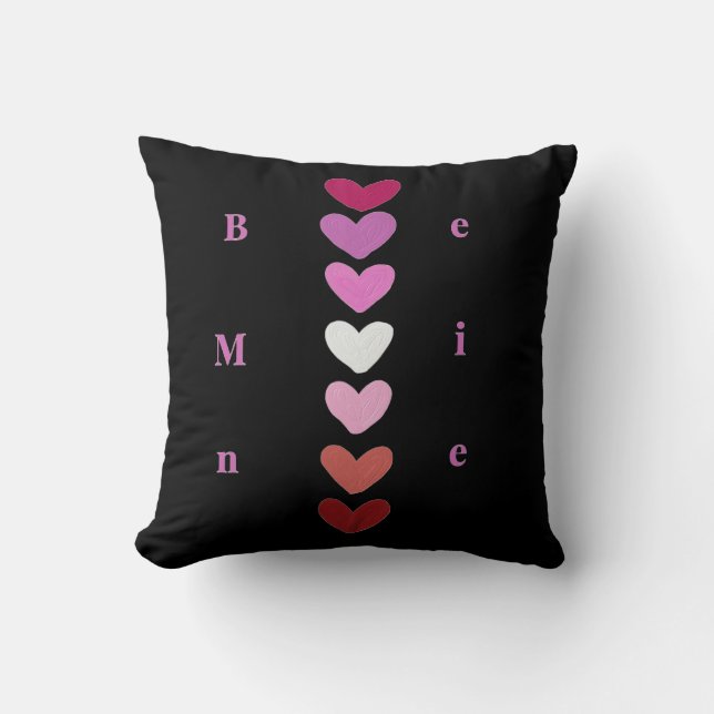Be Mine Minimal Heart Stack Valentine T-Shirt Kissen (Vorderseite)