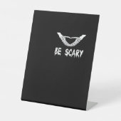 Be Scary Halloween Skeleton Over Heart Sockelschild (Vorderseite)