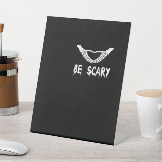 Be Scary Halloween Skeleton Over Heart Sockelschild (In SItu)