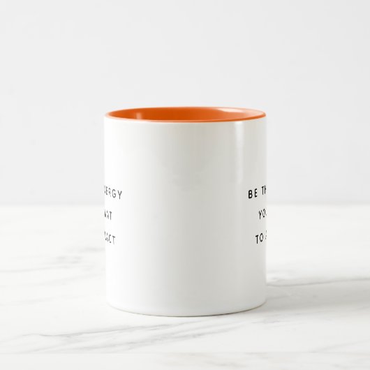 Be The Energy Typography Modern Two-Tone Mug Zweifarbige Tasse (Mittel)