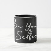 "be your selfame"-Text auf der schwarzen Tafel Tasse (Zentrum)