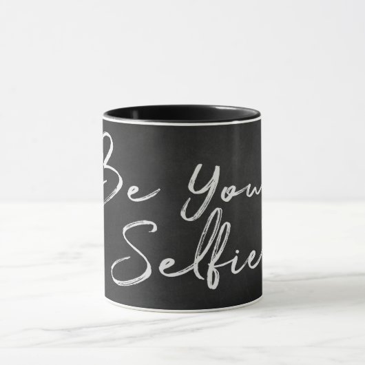 "be your selfame"-Text auf der schwarzen Tafel Tasse (Zentrum)