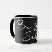 "be your selfame"-Text auf der schwarzen Tafel Tasse (Vorderseite Links)