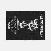 Be Yourself I Did And They Put Me On Meds Funny Go Fleecedecke (Vorderseite (Horizontal))