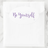 Be-Yourself-Typografie-Lila Ovaler Aufkleber (Tasche)