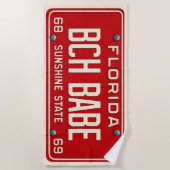 Beach Babe 1969 | Red Retro Florida License Plate Strandtuch (Vorderseite)