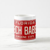 Beach Babe 1969 | Retro Red Florida License Plate Kaffeetasse (Mittel)