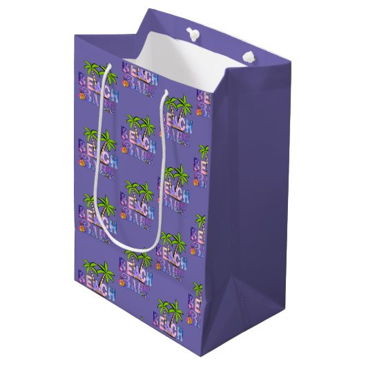Beach Babe Mittlere Geschenktüte (Vorderseite Schrägansicht)
