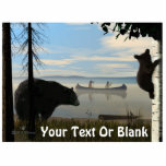 Beach Bears Fotoskulptur Magnet<br><div class="desc">Zwei Indianer paddeln ihr Kanu an einem nebligen Morgen über einen See, direkt vor der Küste. Eine schwarze BärenSaue ist nicht allzu erfreut und hat ihrem Jungen einen nahe gelegenen Birkenbaum zur Sicherheit geschickt. Fügen Sie Ihren eigenen Text hinzu. Der amerikanische Schwarzbär Ursus americanus ist die kleinste der drei Bärenarten,...</div>