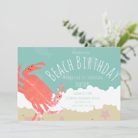 Beach Birthday Crab Sand Ocean Waves Einladung (Stehend Vorderseite)