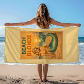 Beach Blonde Pin-Up Mermaid - Yellow Retro Coastal Strandtuch