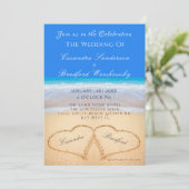 Beach Blue 2 Herz im Sand Wedding Einladung (Stehend Vorderseite)