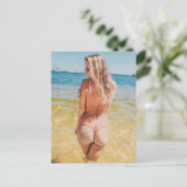 Beach Bum ! HOT BIKINI MODEL FOTO POSTCARD Postkarte (Stehend Vorderseite)