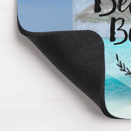 Beach Bum mit Strandschirm aus Strohdach Mousepad (Ecke)
