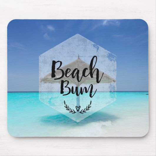 Beach Bum mit Strandschirm aus Strohdach Mousepad (Vorne)