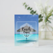 Beach Bum mit Strandschirm aus Strohdach Postkarte (Stehend Vorderseite)