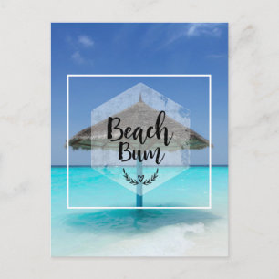 Beach Bum mit Strandschirm aus Strohdach Postkarte