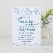 Beach Bum on the Way, Blue Seashells Baby Shower Einladung (Stehend Vorderseite)