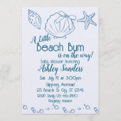 Beach Bum on the Way, Blue Seashells Baby Shower Einladung (Vorderseite)