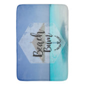 Beach Bum Typografie - Regenschirm am Tropical Bea Badematte (Vorderseite Vertikal)