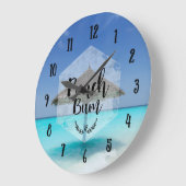 Beach Bum Typografie - Regenschirm am Tropical Bea Große Wanduhr (Winkel)