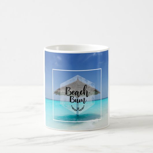 Beach Bum Typografie - Regenschirm am Tropical Bea Kaffeetasse (Mittel)
