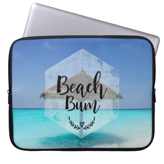 Beach Bum Typografie - Regenschirm am Tropical Bea Laptopschutzhülle (Vorderseite)