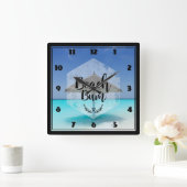Beach Bum Typografie - Regenschirm am Tropical Bea Quadratische Wanduhr (Zuhause)