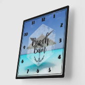 Beach Bum Typografie - Regenschirm am Tropical Bea Quadratische Wanduhr (Winkel)