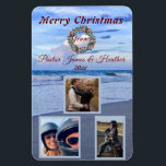 Beach Christmas Custum Magnet<br><div class="desc">Eleganter blauer und bordeauxfarbener Weihnachtskartenmagnet. Diese wunderschöne Weihnachtsmagnete am Strand von Florida hat die Möglichkeit,  3 Fotos Ihrer Wahl zu platzieren. Auf der rechten Seite des Bildes können Sie benutzerdefinierte Fotos auswählen. Frohe Weihnachtstypografie in Burgund. Beach Foto & Design © by Nayda Liz Rivera</div>