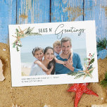 Beach Christmas Starfish Seas N Greetings Foto Feiertagskarte<br><div class="desc">Diese tropische Strandweihnachtskarte ist mit einer in 2 Ecken gerahmten Fotovorlage versehen,  die mit Seestern,  Heiligen Blätter,  Beeren und Kiefernsprillen geschmückt ist. Der Strandurlaub wird in einer modernen Handschrift als "Sea n’ Greetings" bezeichnet.</div>