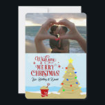 Beach Christmas Tree Frohe Weihnachts-Foto Ankündigung<br><div class="desc">Die Urlaubskarte ist perfekt für jeden, der sich zu Weihnachten am Strand aufhält. Egal ob Sie in einem warmen Staat wohnen oder während Ihres Aufenthalts im Urlaub, senden Sie Ihre herzlichen Grußkarten an alle, die Sie kennen!</div>